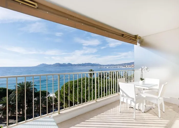 On La Croisette Deluxe 2 Bedrooms 2 Baths شقة